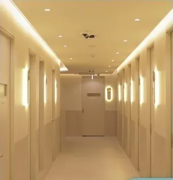 U&U corridor lined with private single recovery rooms