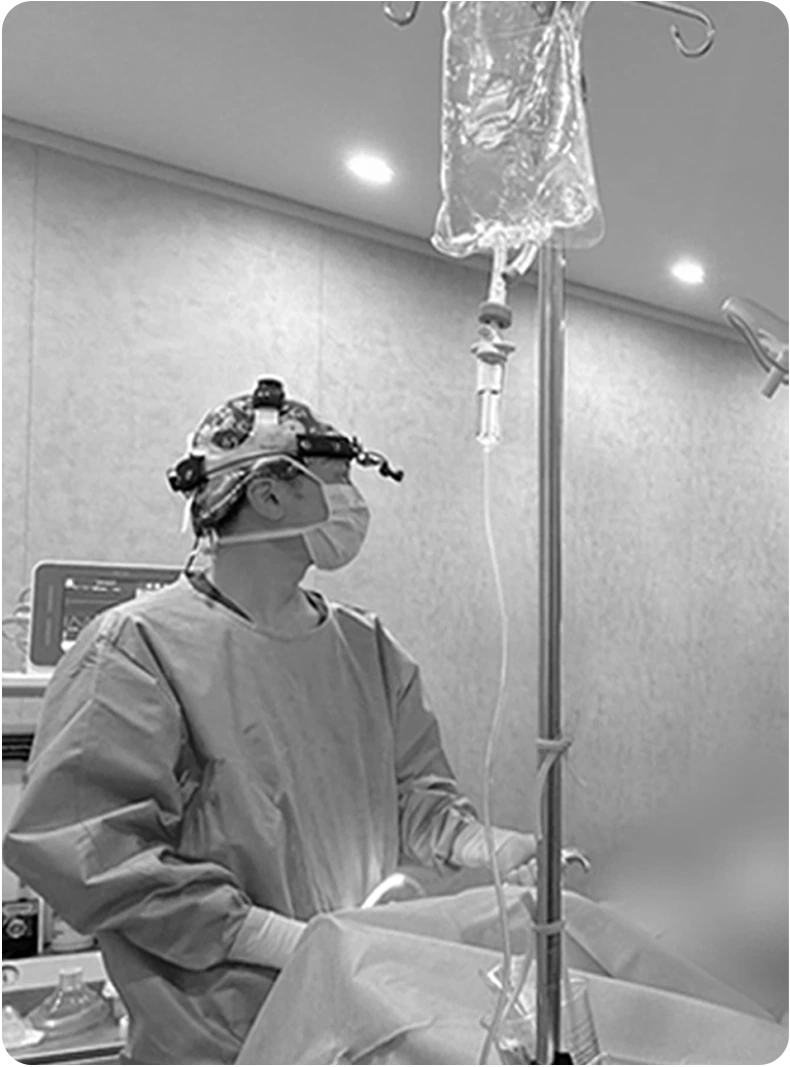 Black-and-white photo of the surgeon preparing for surgery